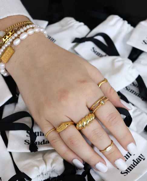 Faites briller vos bijoux en acier inoxydable grâce aux conseils d'experts de Sunny Sunday - Sunny Sunday